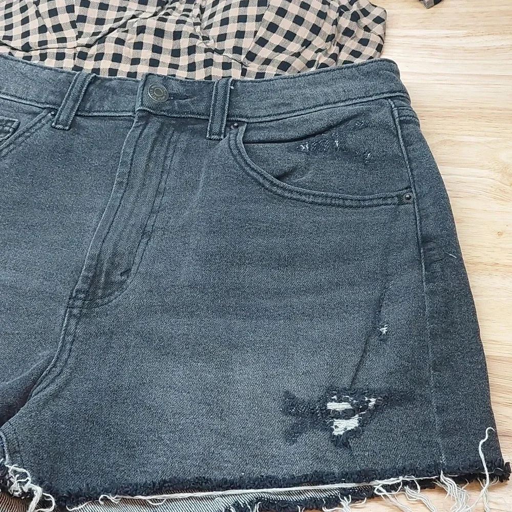 Nwot Highest Rise Mom Shorts sz 10 Distressed Raw hem